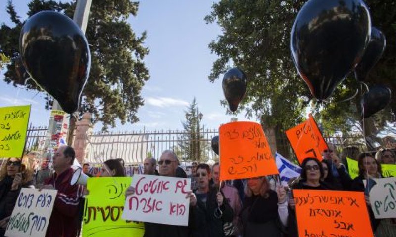 להגן על החלשים [צילום: פלאש 90]