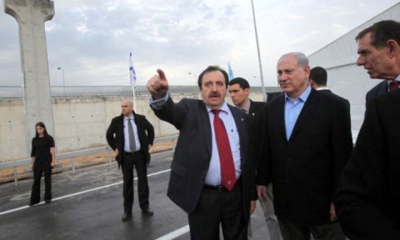 הכביש מנגיש את כביש מס' 1 לדרום גוש דן. נתניהו ומנכ"ל החברה הלאומית לדרכים אלכס ויזניצ'ר [צילום: פלאש 90]