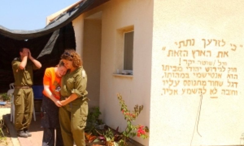 חיילים לוקחים נערה מביתה ביישוב גדיד. מחיר התהילה [צילום: דו"צ]