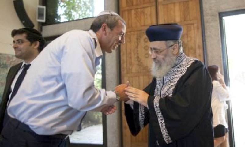 הרב יצחק יוסף והרב רפי פרץ לוחצים ידיים [צילום: פלאש 90]