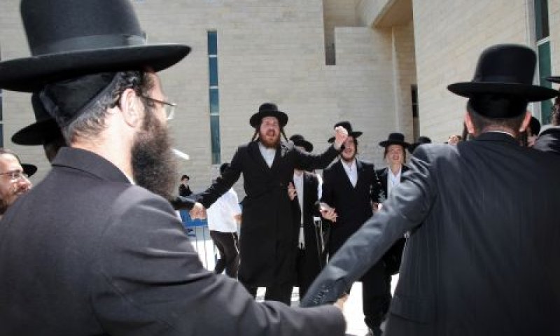 רוקדים מול ביהמ"ש העליון [צילום: פלאש 90]