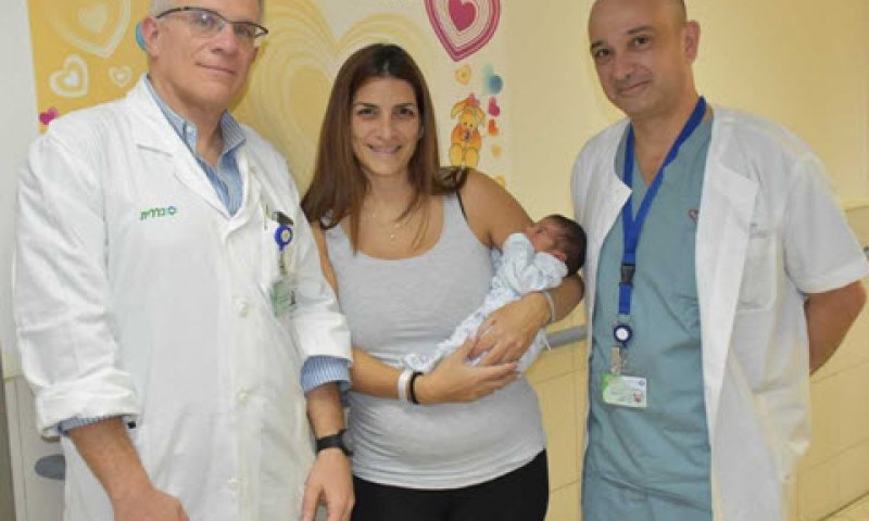 לילך, התינוק פרופ' לביא וד"ר ראובן קידר במחלקת יולדות בכרמל [צילום: אלי דדון]
