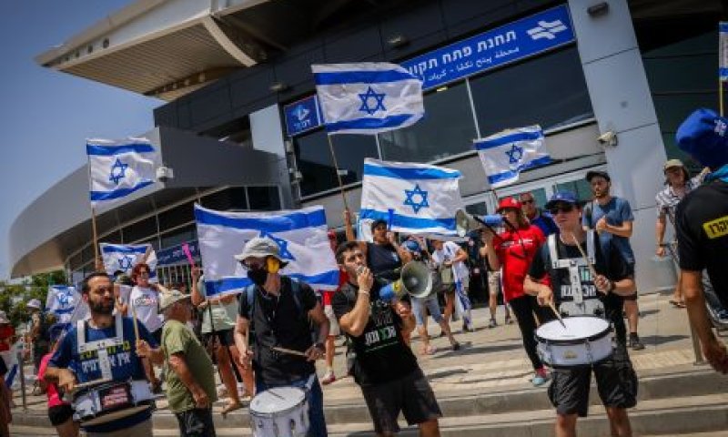 הפגנה נגד נתניהו היום בפתח תקווה [צילום: חיים גולדברג, פלאש 90]