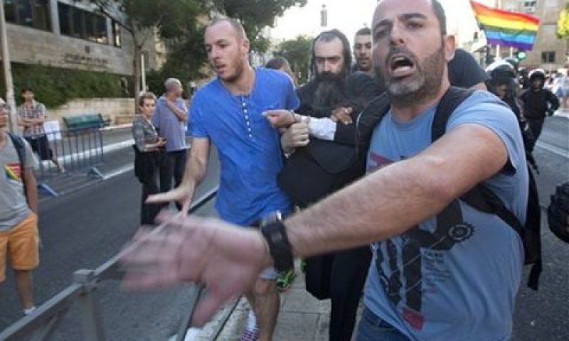 הדוקר ישי שליסל לאחר שנתפס [צילום: סבסטיאן שיינר/AP]