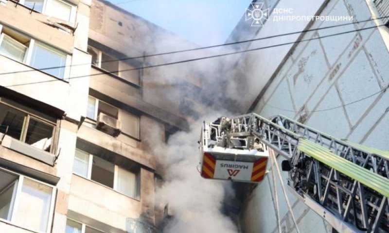 דנפירו, אוקראינה. טילים פגעו בבתי מגורים [צילום: שירותי החירום של אוקראינה/AP]