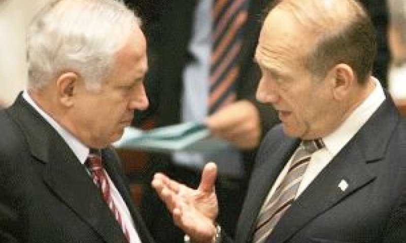 אולמרט ונתניהו. האח הגדול עקב [צילום: AP]