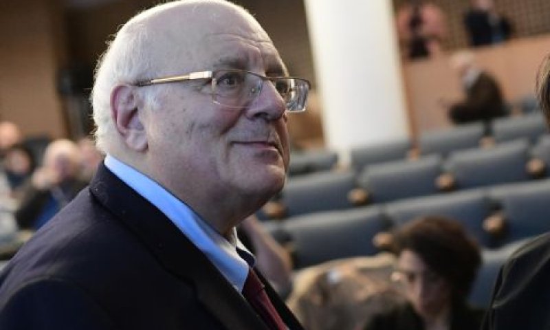 מלצר. דורש פגישה דחופה [צילום: תומר נויברג/פלאש 90]