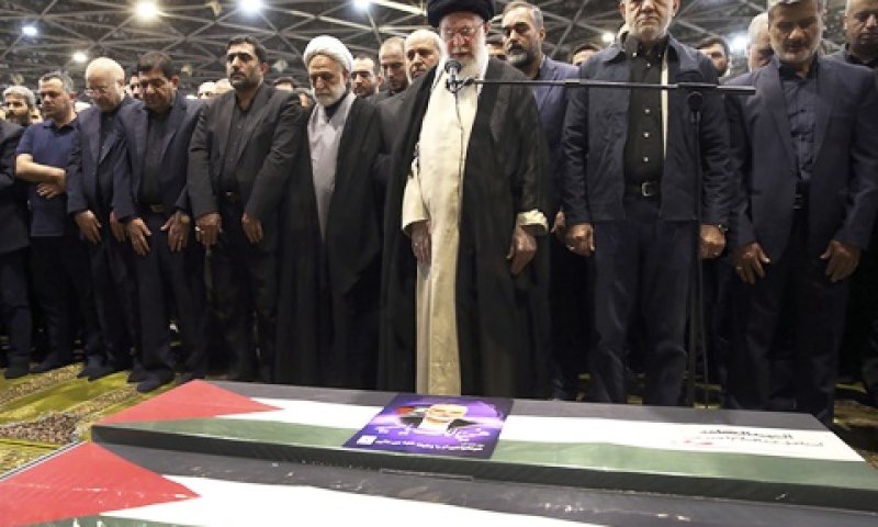 חמנאי, בטקס האשכבה להנייה [צילום: לשכת המנהיג העליון האירני דרך AP]