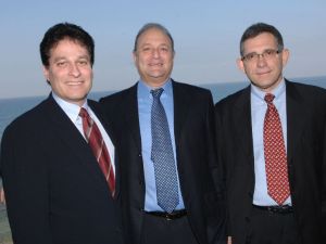וויס (מימין)