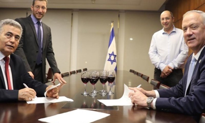 החתימה על ההסכם הלילה [צילום: מפלגת העבודה]