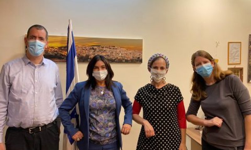 רגב ובני משפ' לוינגר. רתמה את העגלה לפני הסוסים