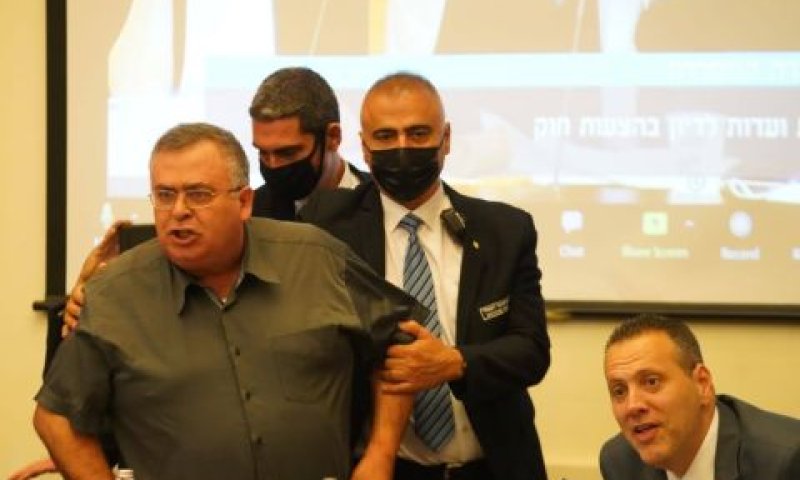 בוטן מוצא מהדיון [צילום: דני שם-טוב/דוברות הכנסת]