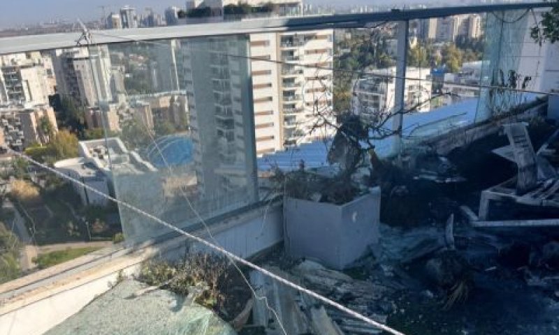 פגיעת כטב"ם בבניין מגורים ביבנה [צילום: דוברות כבאות והצלה לישראל]