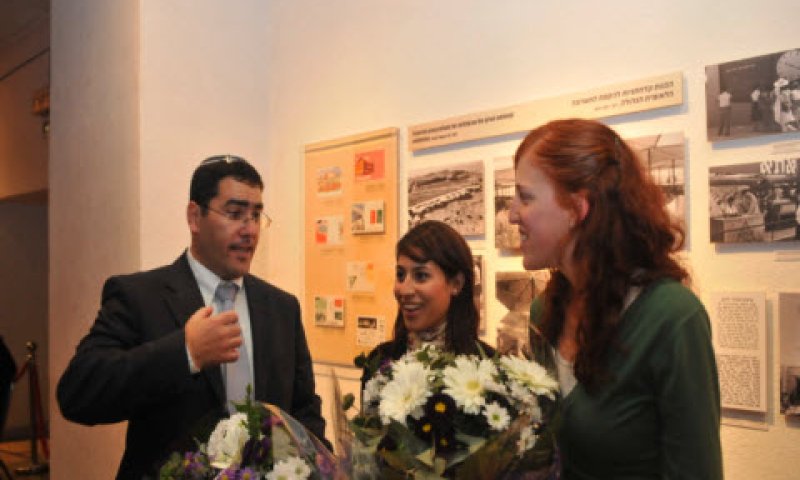 שתיים מבנות השירות מקבלות פרחים ממנכ"ל מנהלת השירות האזרחי-לאומי, שר-שלום ג'רבי [צילום: יוסי זליגר]
