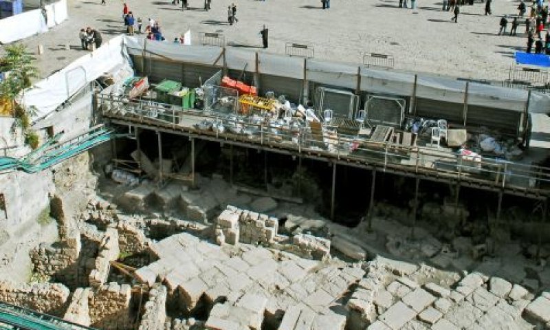 חפירות הקרדו ברחבת הכותל [צילום: צילה שגיב]