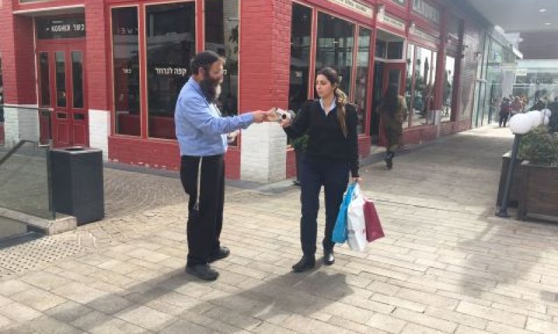 מרזל מחלק נרות לחיילת