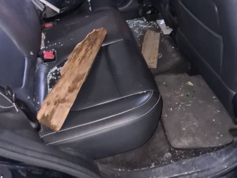שברי זכוכית בניידת [צילום: דוברות המשטרה]