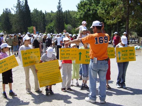 ילדים פלשתינים מובילים את שלטי ההנצחה [עומר כרמון]