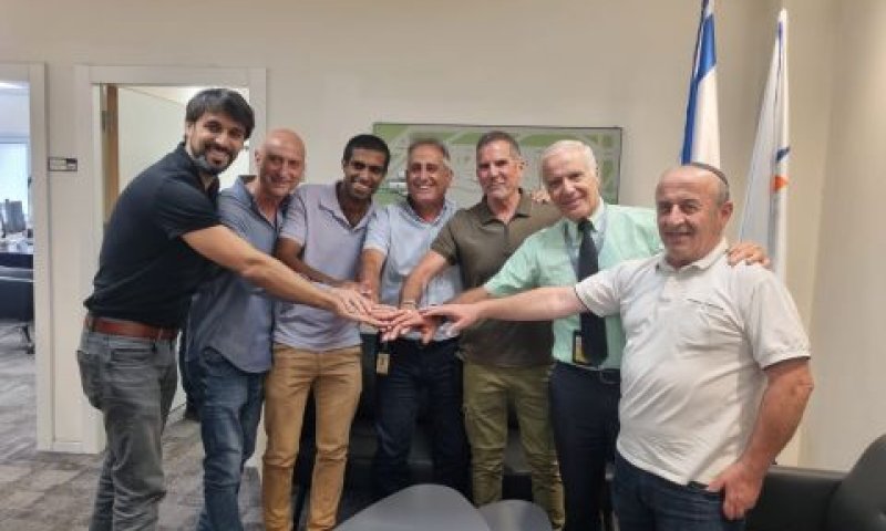 מעמד החתימה על ההסכם [צילום: דוברות רשות שדות התעופה]