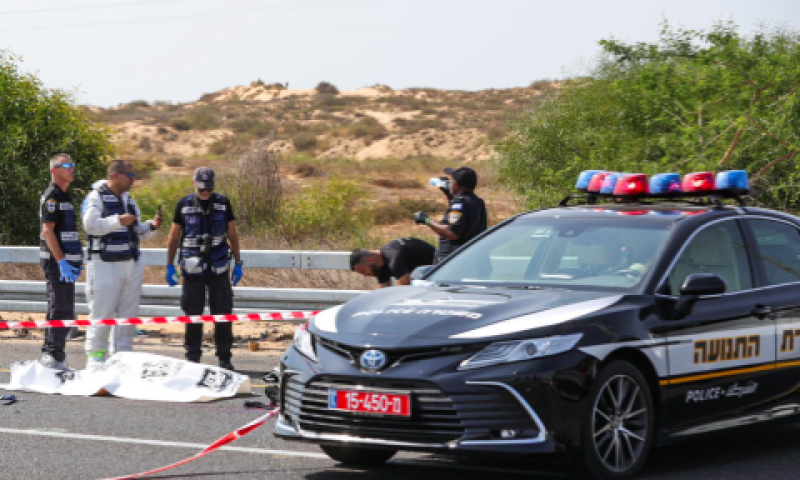 גופת המחבל המנוטרל בזירת הפיגוע [צילום: לירון מולדובן/פלאש 90]