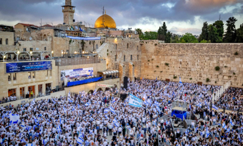 עשרות אלפי חוגגים ברחבת הכותל [צילום: יונתן זינדל, פלאש 90]
