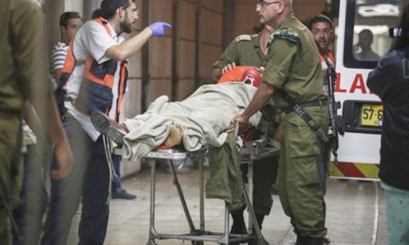 הפצועים פונו לבתי חולים בי-ם [צילום: הדס פרוש, פלאש 90]