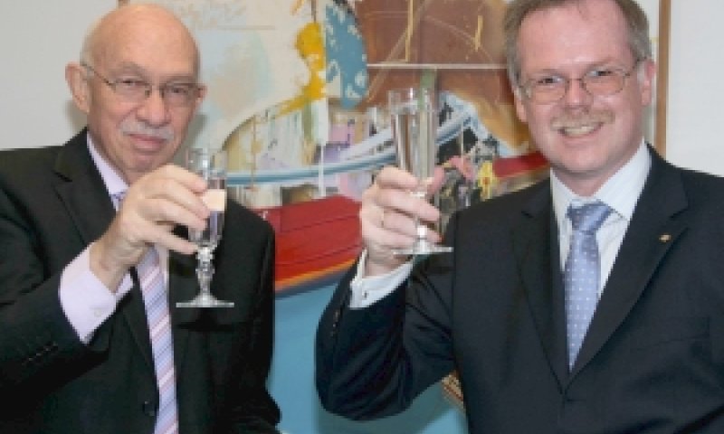 אביגדור קפלן, מנכ"ל כלל ביטוח משמאל, וד"ר לודגר ארנולדוסן, חבר הנהלה במיוניק רי [צילום: יח"צ]