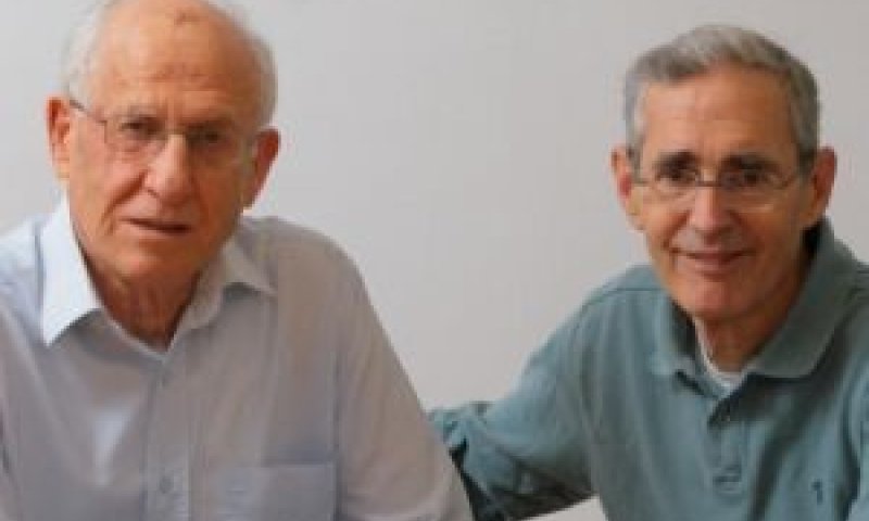 מימין לשמאל: פרופ' סידר ופרופ' רזין [צילום: חזי חוג'סטה, האוניברסיטה העברית]