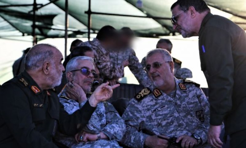 בכירי צמרת ההנהגה האירנית צופים בתרגיל צבאי [צילום: התקשורת האירנית]