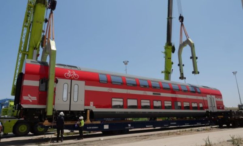רוכבים ונוסעים [צילום: רכבת ישראל]