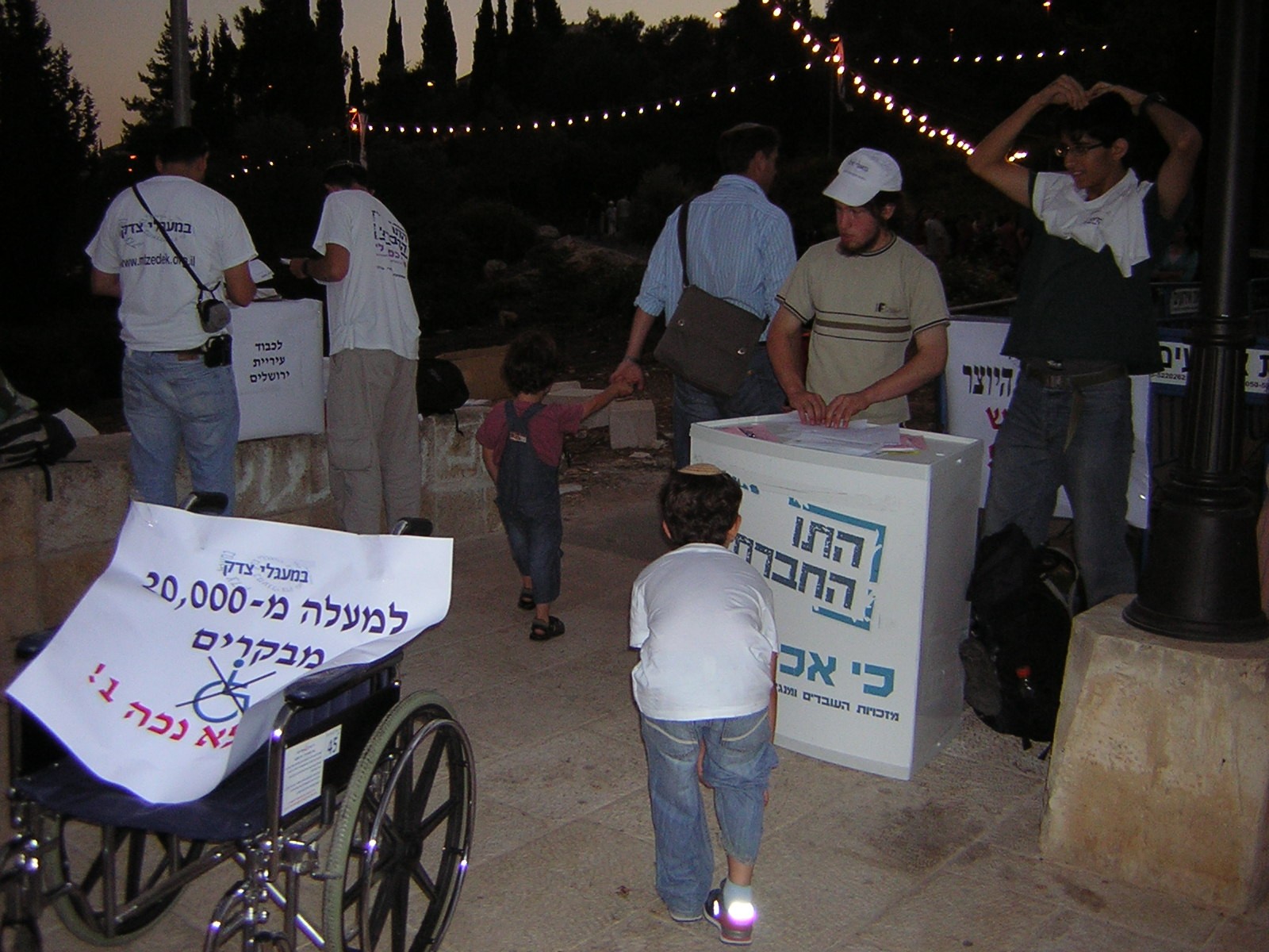 הפגנת במעגלי צדק אל מול יריד חוצות היוצר