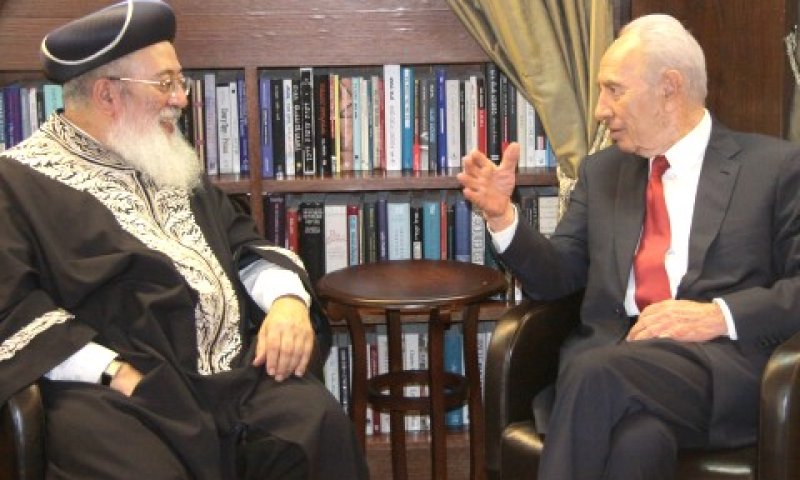 הרב עמאר והנשיא פרס [צילום: יוסף אבי יאיר אנגל]