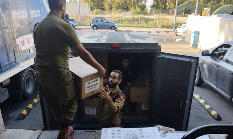 מחזיקים נר בחזית [צילום: דובר צה''ל]