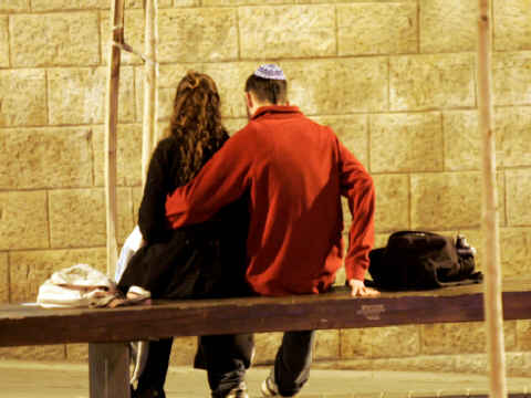 גבר נשוי עם אישה שאינה אשתו [צילום: פלאש 90]