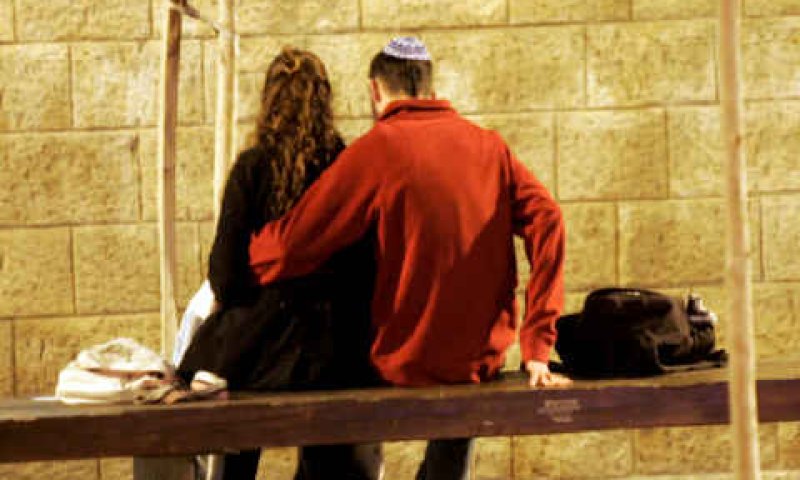 האהבה נלחמת במחלות [צילום: פלאש 90]