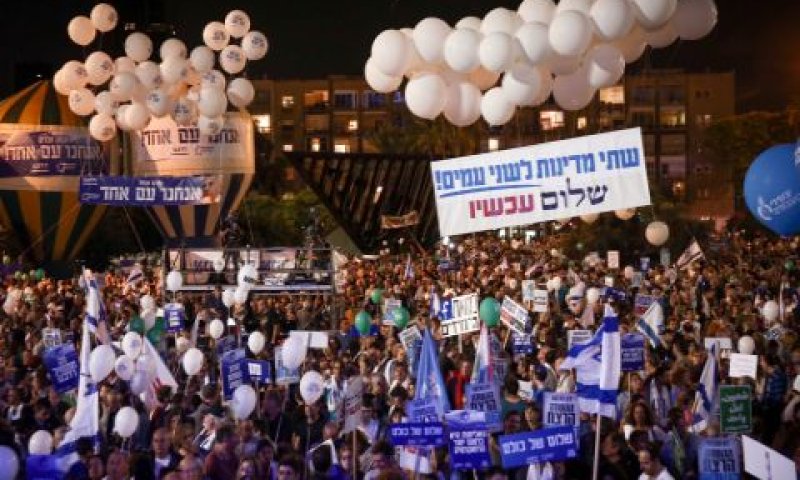 גם שלטי שמאל הונפו בקהל [צילום: מרים אלסטר/פלאש 90]