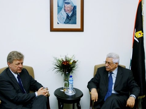 אבו מאזן ושליח האיחוד האירופי [AP]