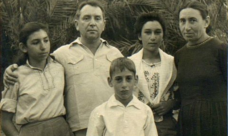 נעמי שמר בגיל 17 עם משפחתה, משפחת ספיר. בשורה מאחור מימין לשמאל: האם רבקה, נעמי, האב מאיר, רותיק. מלפנים עומד יענקל'ה הצעיר