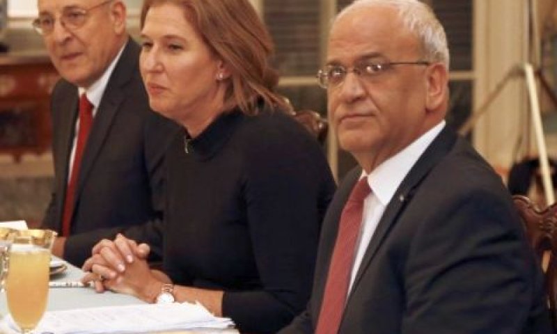 עריקאת, לבני ומולכו, אמש [צילום: AP]