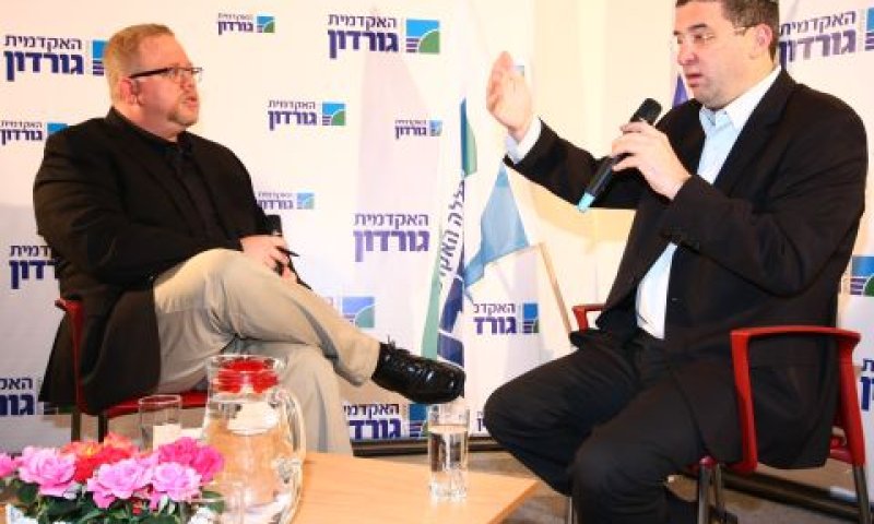 אבי וורצמן עם המנחה רועי כ"ץ [צילום: יח"צ]
