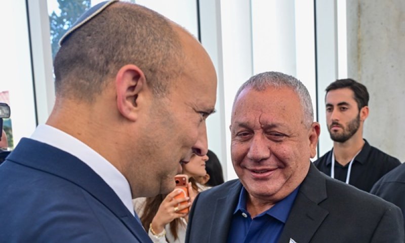 איזנקוט מוביל על בנט בסקרים [צילום: אבשלום ששוני/פלאש 90]