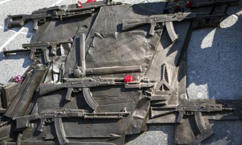 רוס"רים AK-47 קלשניקוב [צילום: אלכסנדר זמליאניצ'נקו/AP]
