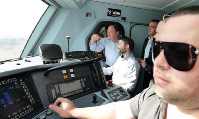 שר התחבורה סמוטריץ בקטר הרכבת [צילום: רכבת ישראל]