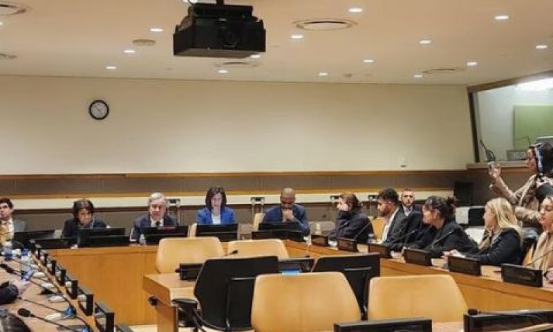 גוטרש והמשפחות בפגישה הלילה [צילום: שימוש לפי סעיף 27 לחוק זכויות יוצרים]