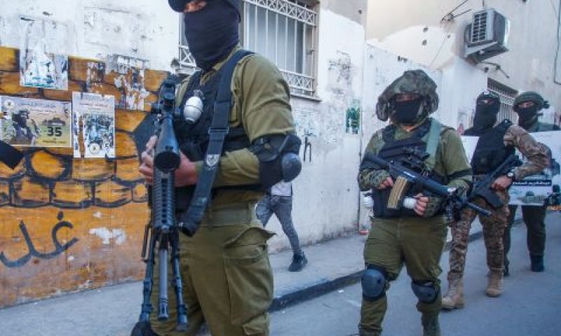 הירי בוצע לעבר חמושים שהיו על הגגות [צילום: נאסר אישתייה, AP]