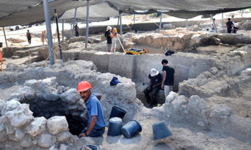 חפירה ארכיאולוגית [צילום: יולי שוורץ, דוברת רשות העתיקות]