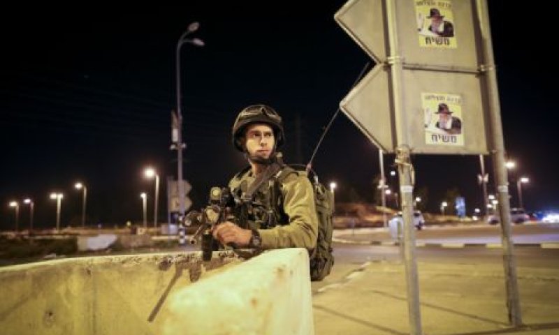 חייל עומד בסמוך למקום הפיגוע בצומת אלון שבות [צילום: פלאש 90]