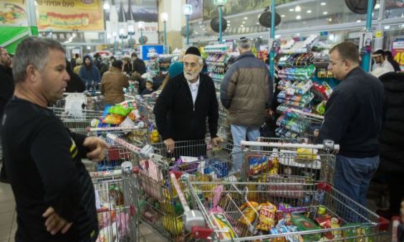 מתכוננים לחגים [צילום: יונתן זינדל/פלאש 90]