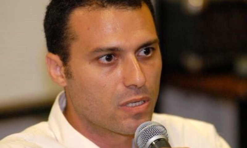 אבי שמידט. "משכמו ומעלה" [צילום: קובי קואנקס]
