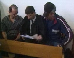 אלפרון בבית המשפט, עם סניגורו, עו"ד שי נודל